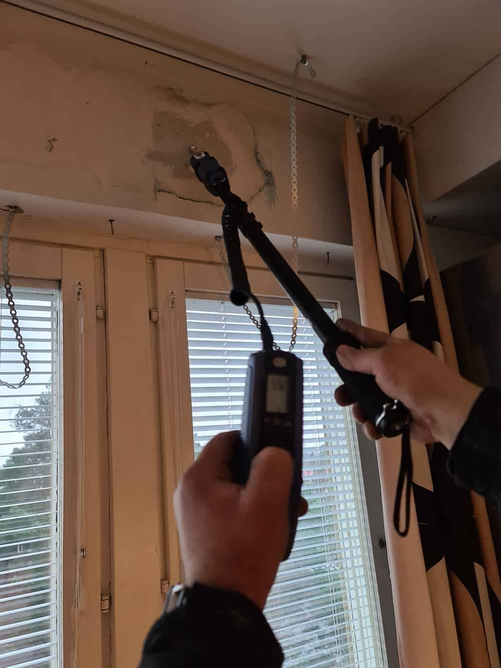 Rakennus Aruta kosteusmittaus - Rakennusliike Aruta Rakennus Aruta suorittamassa kosteusmittausta selvästi vaurioituneeseen pintaan omakotitalossa